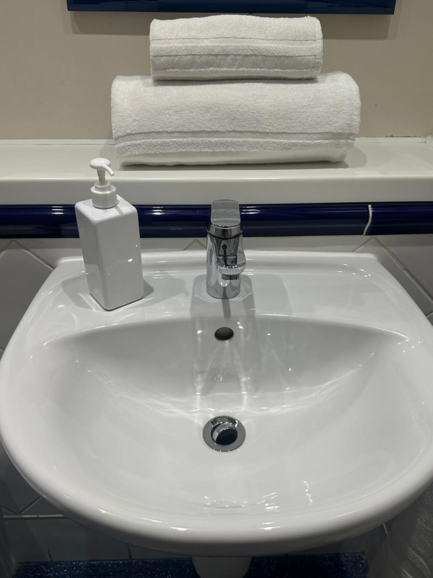 Go2 Glasgow Cumbernauld Hotel - Free Parking And Pet Friendly Экстерьер фото