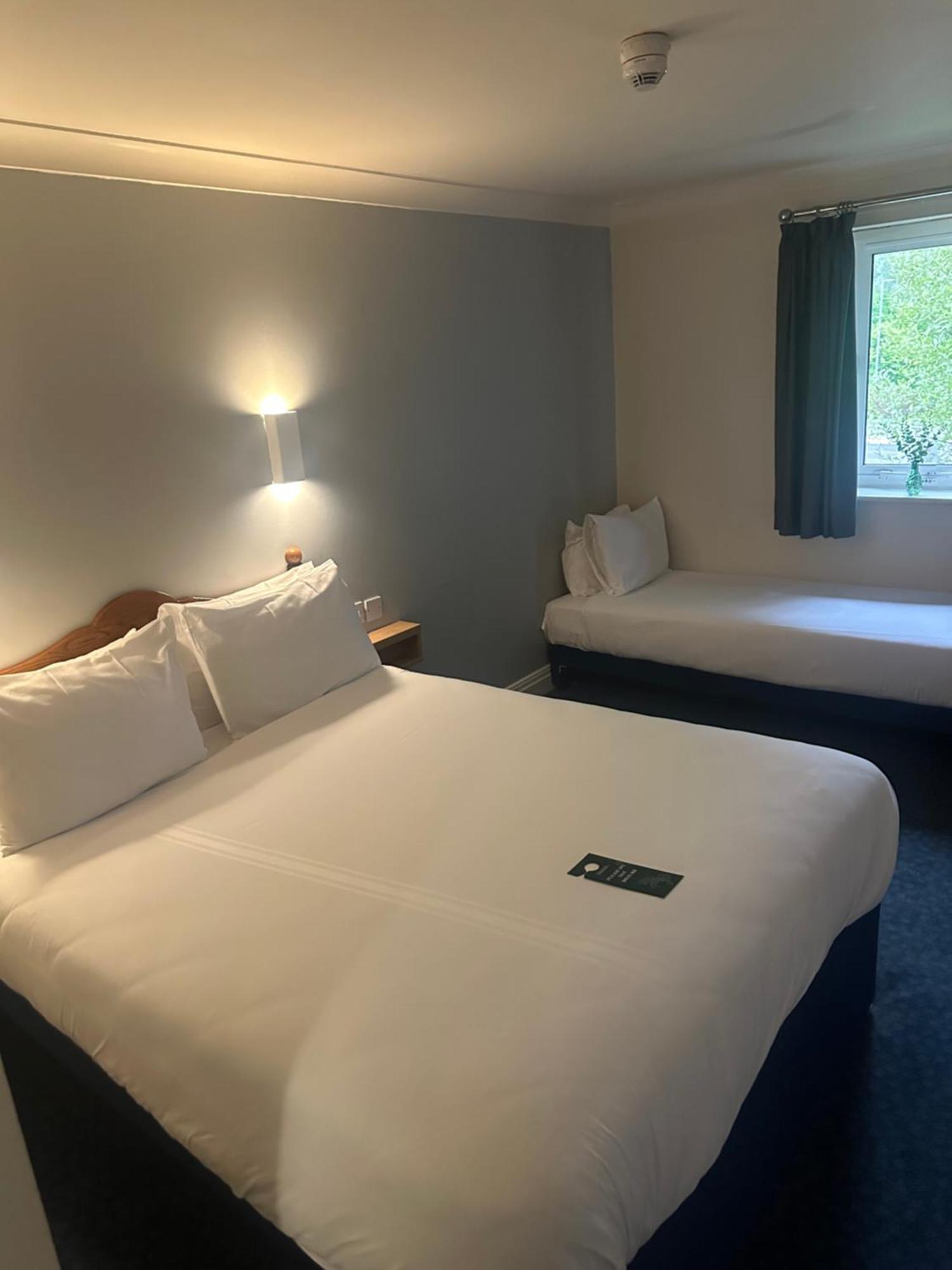 Go2 Glasgow Cumbernauld Hotel - Free Parking And Pet Friendly Экстерьер фото