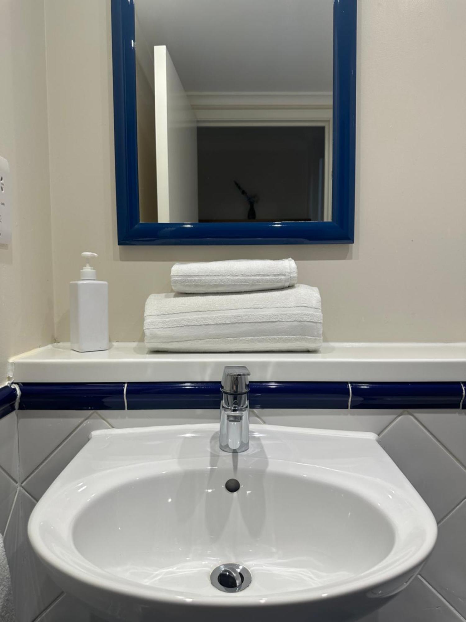 Go2 Glasgow Cumbernauld Hotel - Free Parking And Pet Friendly Экстерьер фото